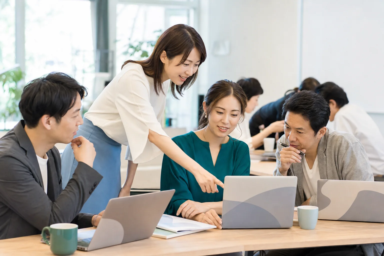 講師と実務形式で学ぶAI研修の参加者